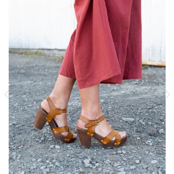 NWT from TBN Black Gemma strapped chunk heel - Picture 10 of 10